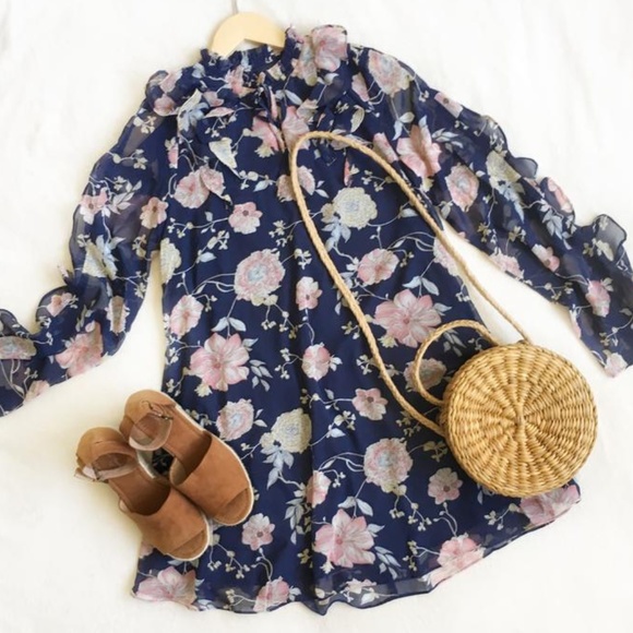 Round Straw Crossbody Bag - Picture 3 of 7